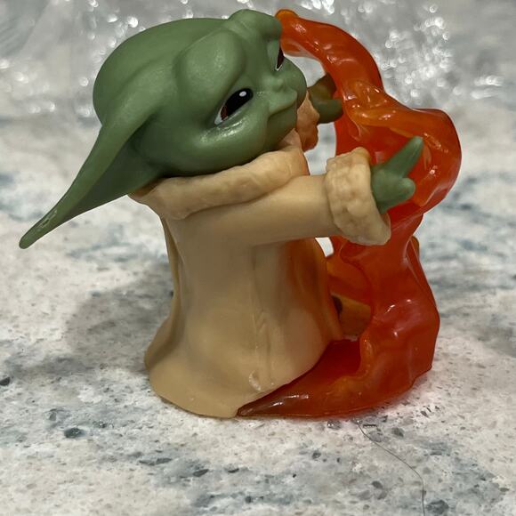 Hasbro Star Wars The Mandalorian Grogu Stopping Fire Pose Action Figure - Picture 4 of 6